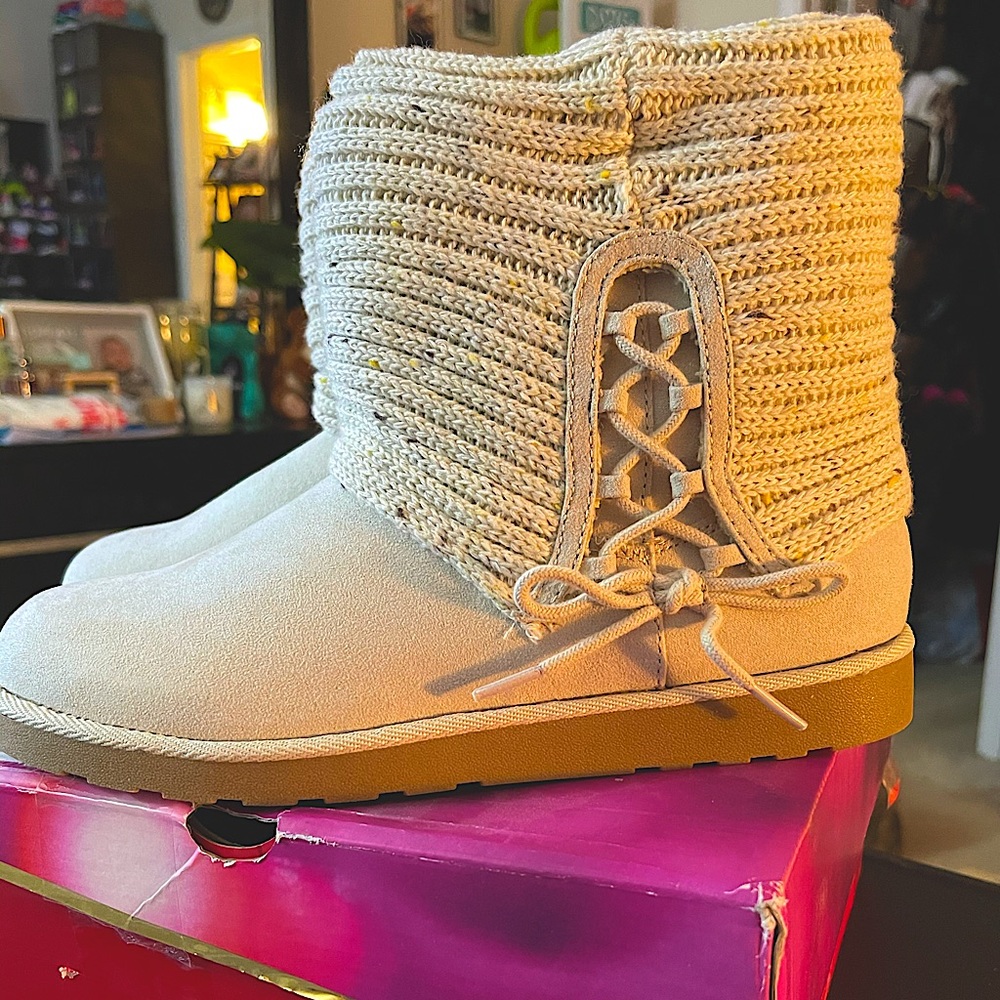 NIB‼️. Women’s 10. Casual winter boots! Never worn